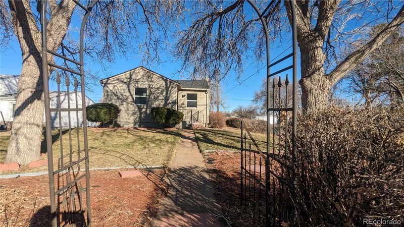 1300 Geneva St, Aurora, CO 80010