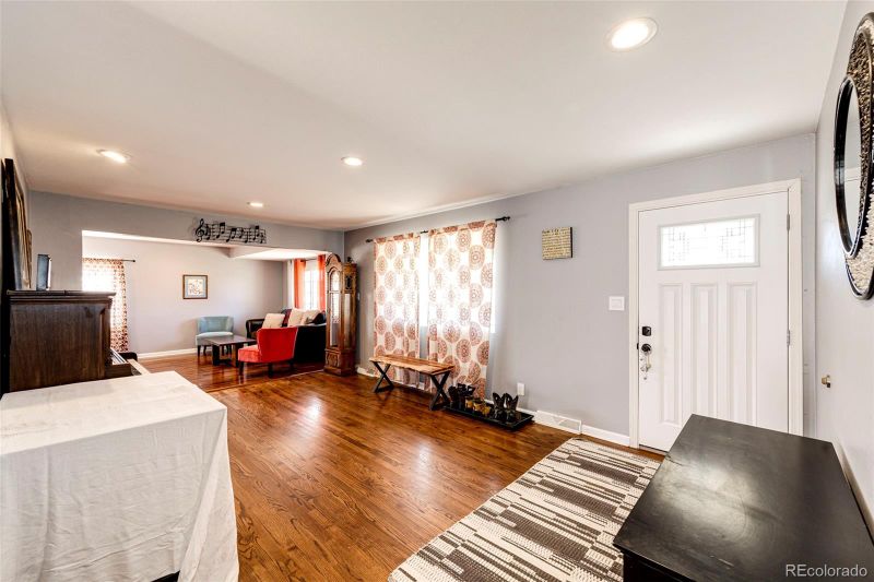 6720 S Logan St, Centennial, CO 80122