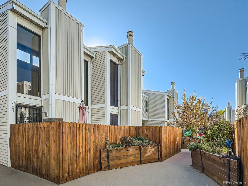 1050 S Monaco Pw #106, Denver, CO 80224