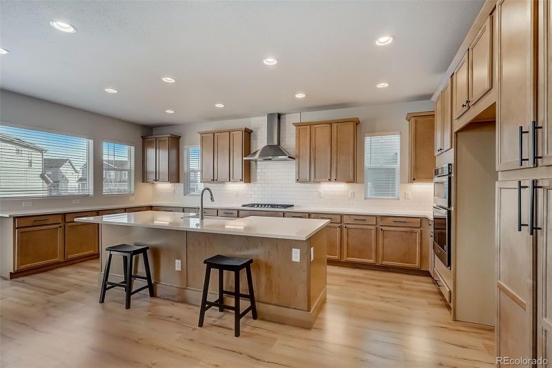 124 N Oak Hill Way, Aurora, CO 80018