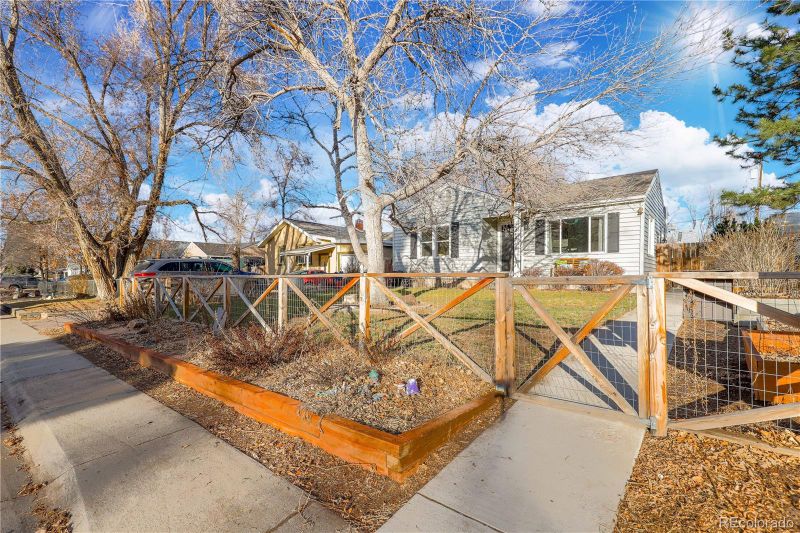 4242 S Fox St, Englewood, CO 80110