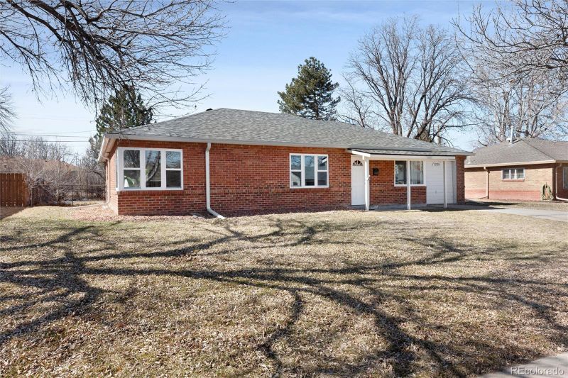 1239 Ursula St, Aurora, CO 80011