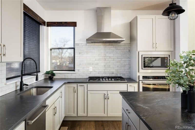 2523 Newark Ct, Aurora, CO 80010