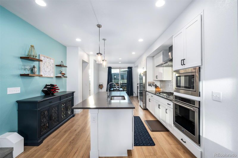 2555 Newark Ct, Aurora, CO 80010