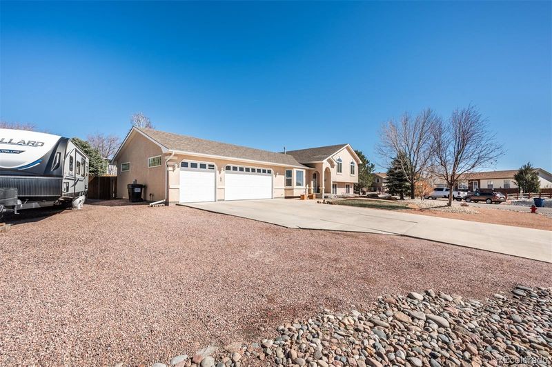 40 S Fairknoll Dr, Pueblo West, CO 81007