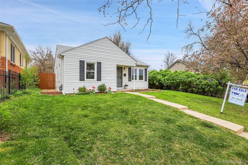1233 Clinton St, Aurora, CO 80010