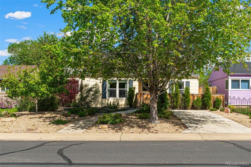 2280 Geneva St, Aurora, CO 80010