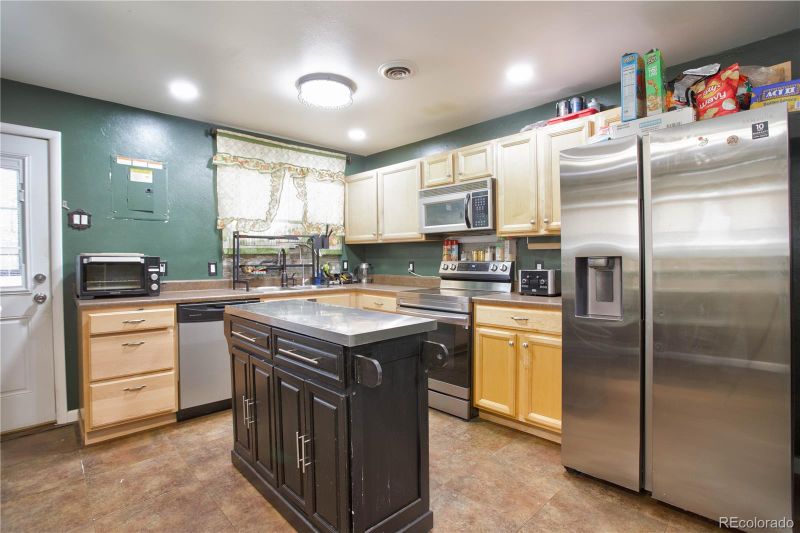 905 Paris St, Aurora, CO 80010