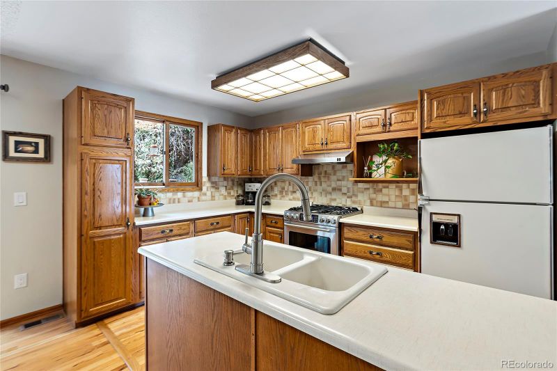 829 W Linden St, Louisville, CO 80027