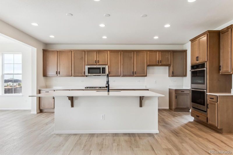 215 S Vandriver Way, Aurora, CO 80018