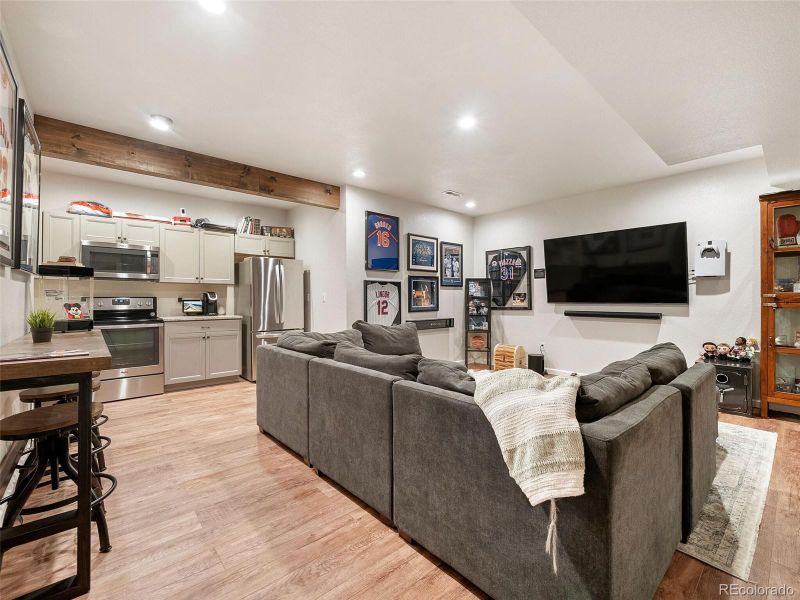 6123 N Genoa Way, Aurora, CO 80019