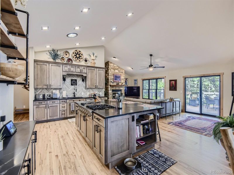 6085 Torrey Pines Dr, Larkspur, CO 80118