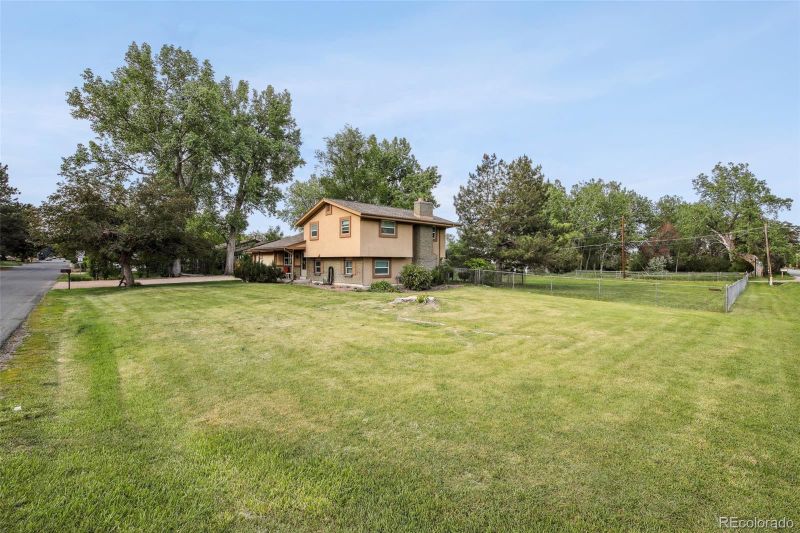 5200 Gladiola St, Arvada, CO 80002