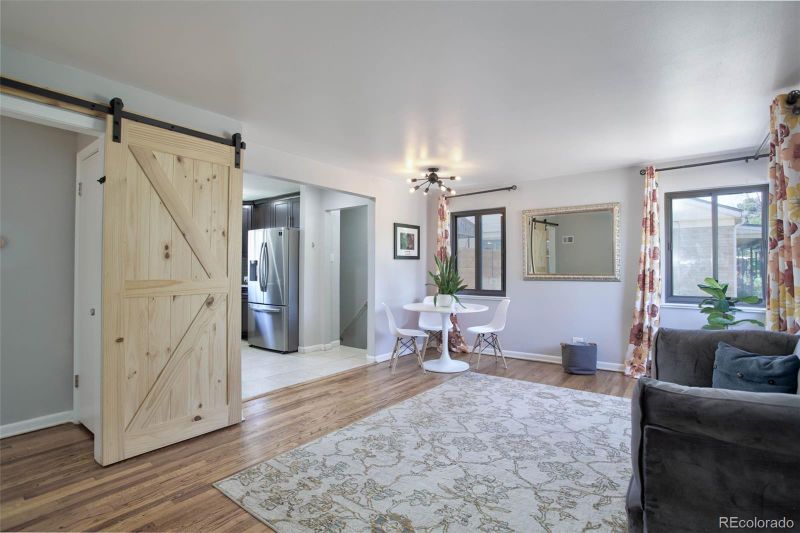 2230 Roslyn St, Denver, CO 80207