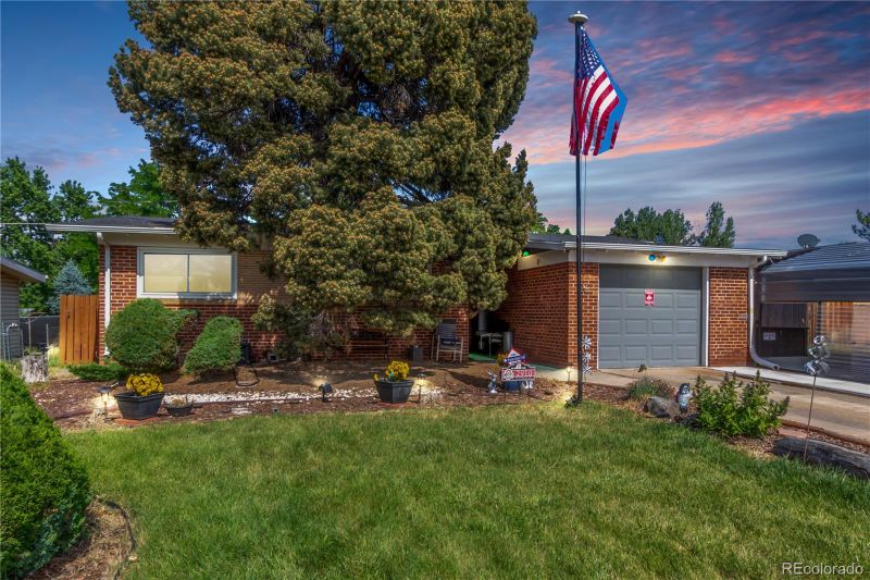 2910 N Steele St, Denver, CO 80205