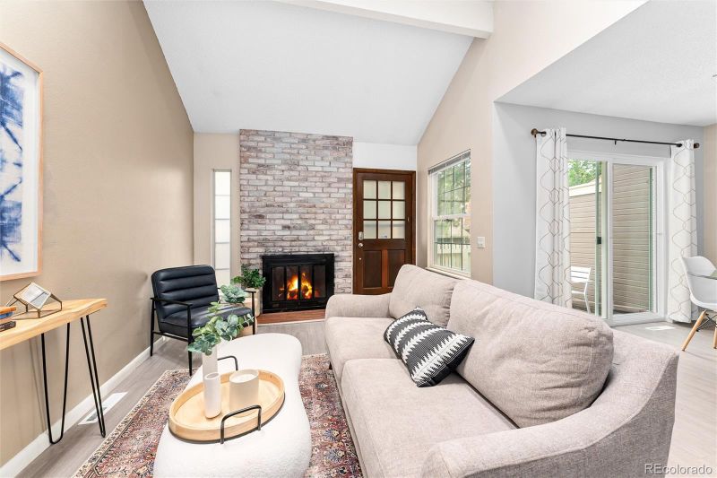 2002 S Helena St #B, Aurora, CO 80013