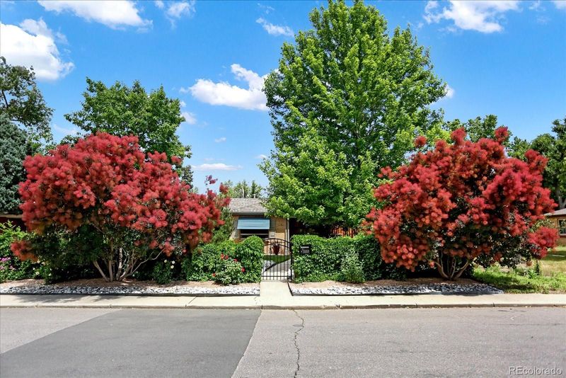1660 Roslyn St, Denver, CO 80220