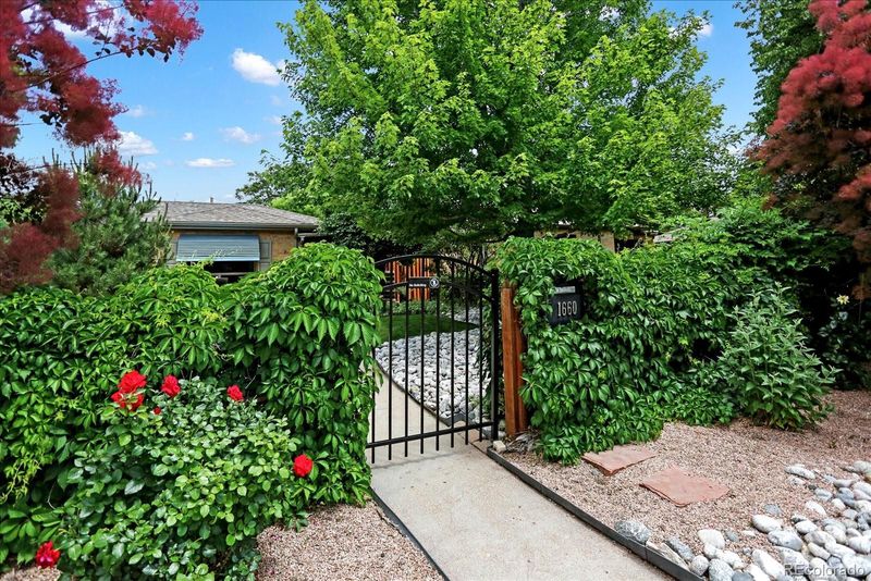 1660 Roslyn St, Denver, CO 80220