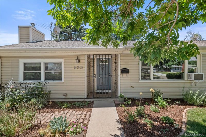 833 Geneva St, Aurora, CO 80010