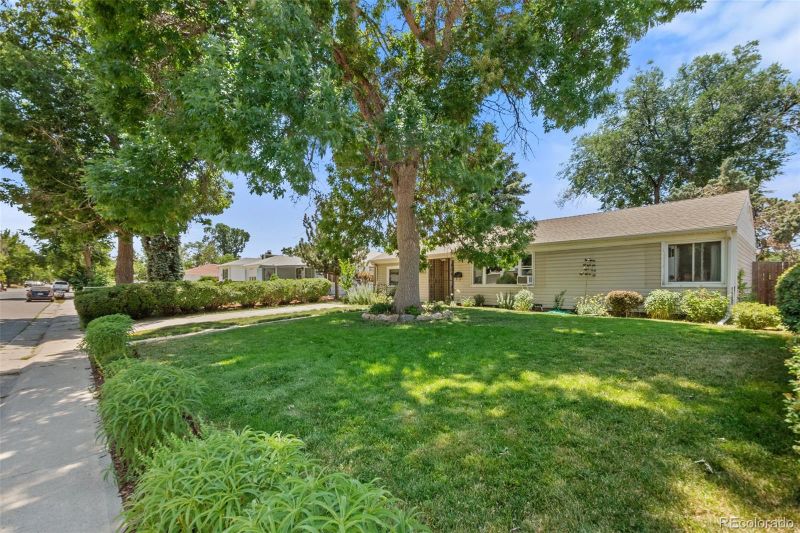 833 Geneva St, Aurora, CO 80010