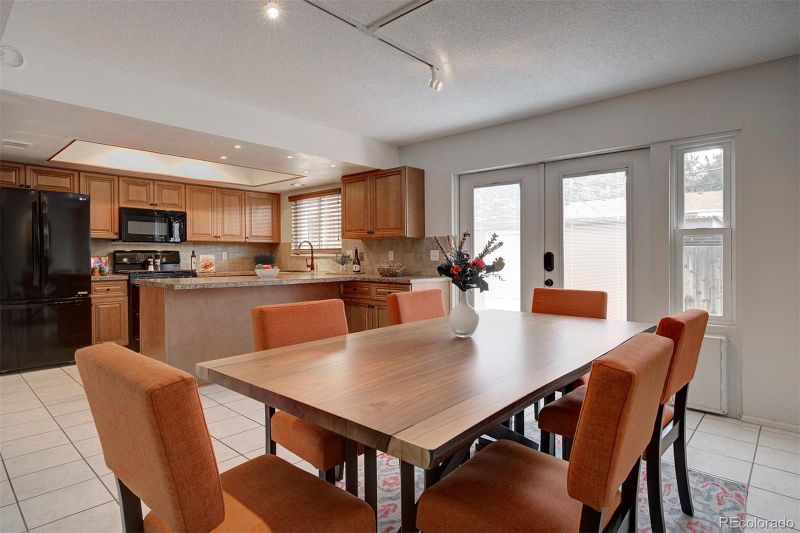 558 S Xenon Ct, Lakewood, CO 80228