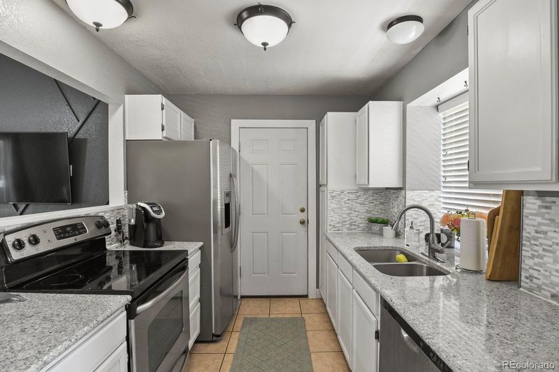 6055 S Netherland Cir, Centennial, CO 80015