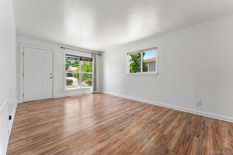 980 Vaughn St, Aurora, CO 80011