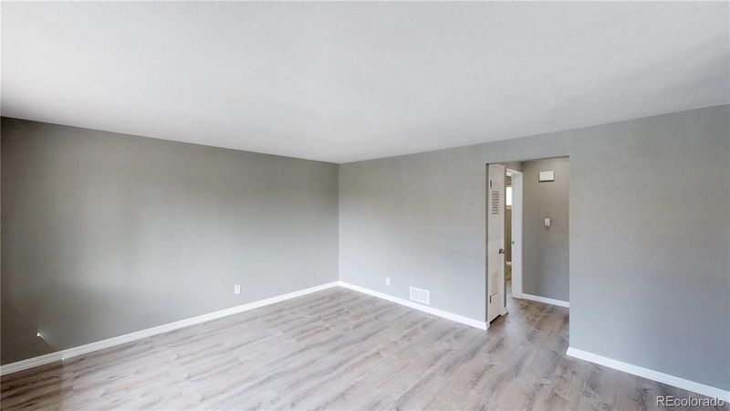 989 Upham Ct, Lakewood, CO 80214