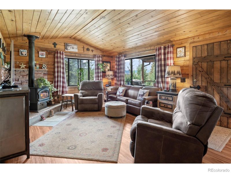 33 Hub Ct, Jefferson, CO 80456