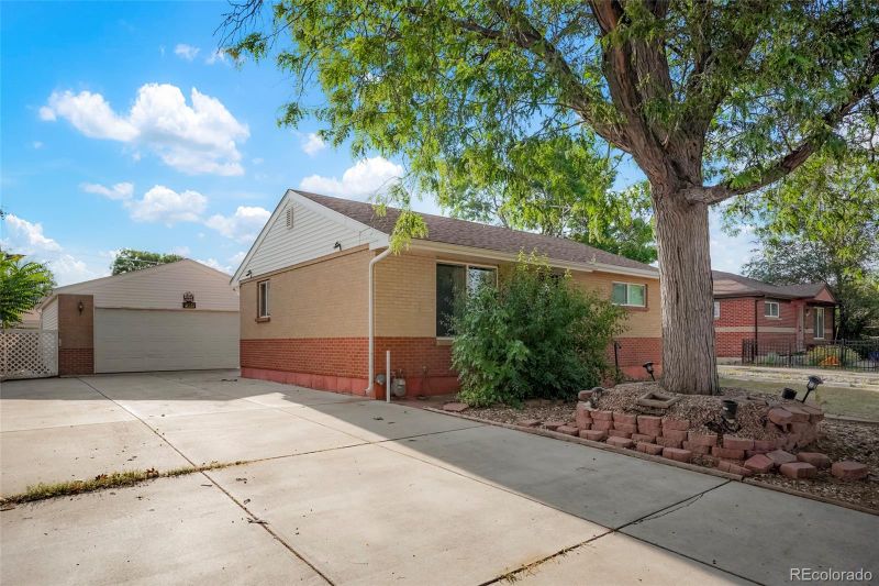 7261 Avrum Dr, Denver, CO 80221