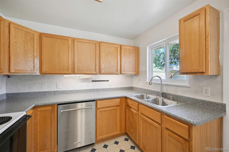6905 W Calahan Ave, Lakewood, CO 80232