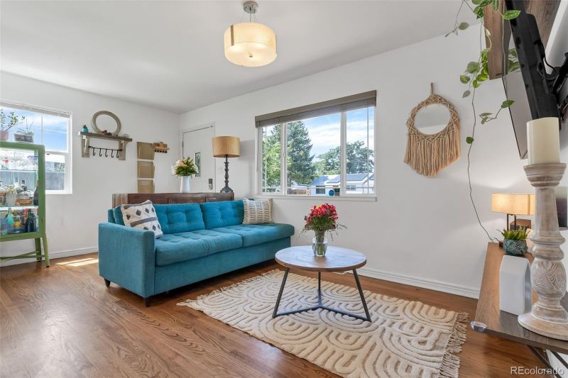 896 Kingston St, Aurora, CO 80010
