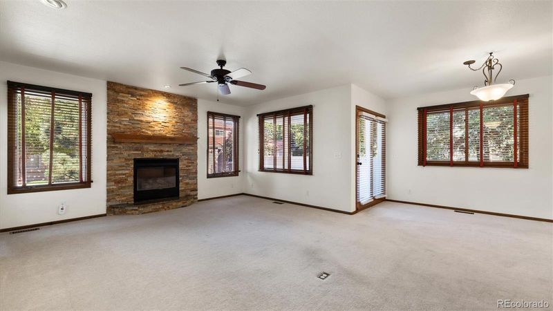48 Luxury Ln, Colorado Springs, CO 80921
