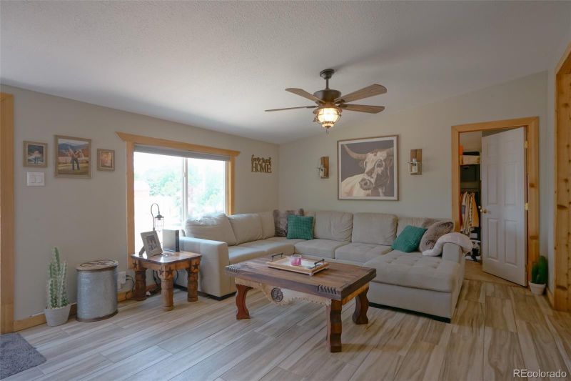 1233 23rd Ln, Pueblo, CO 81006