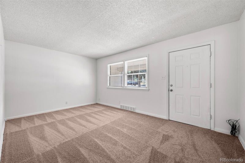 1120 Geneva St, Aurora, CO 80010
