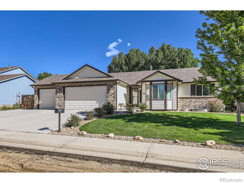 135 Falcon Cir, Mead, CO 80542