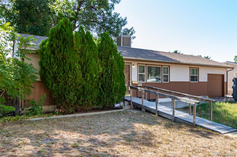 52 Caledonia Rd, Pueblo, CO 81001