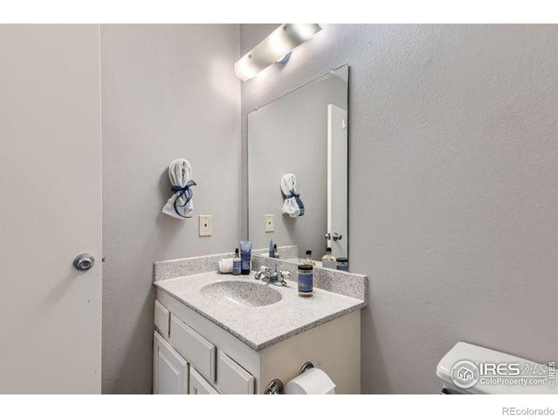 10407 Red Mountain W, Littleton, CO 80127