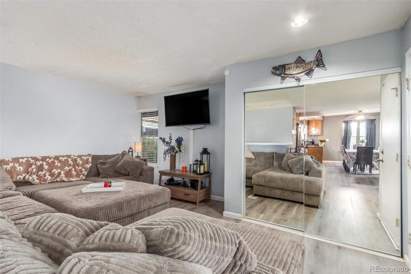 282 S Newark Cir, Aurora, CO 80012