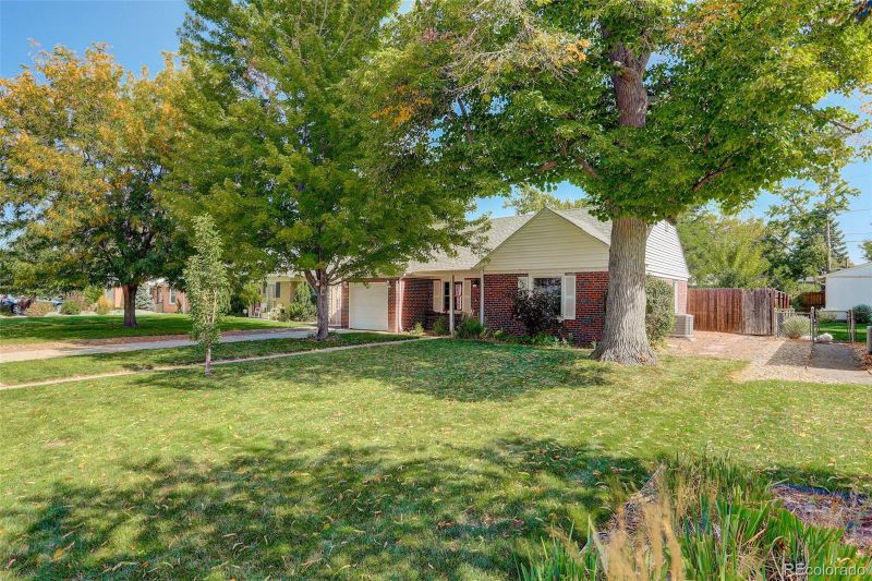 1960 Roslyn St, Denver, CO 80220