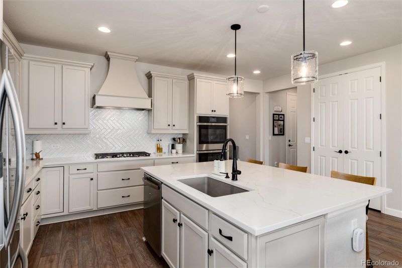 7053 S Waterloo Way, Aurora, CO 80016