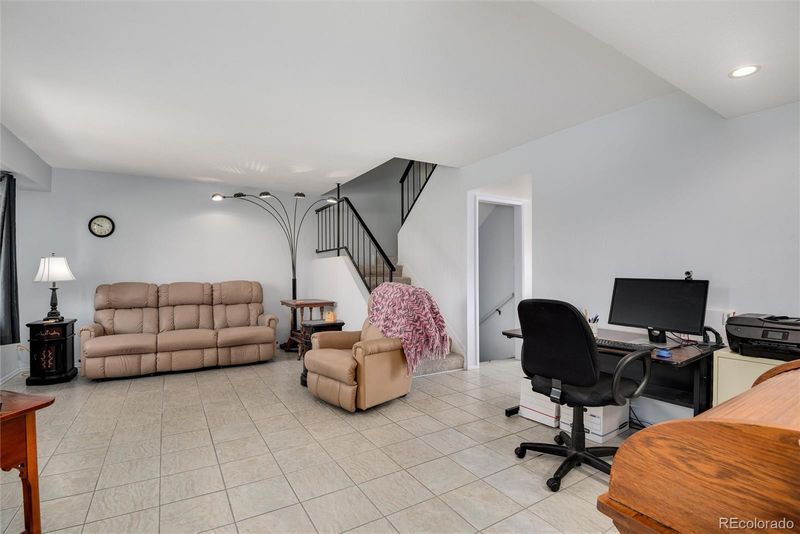 569 S Xenon Ct, Lakewood, CO 80228