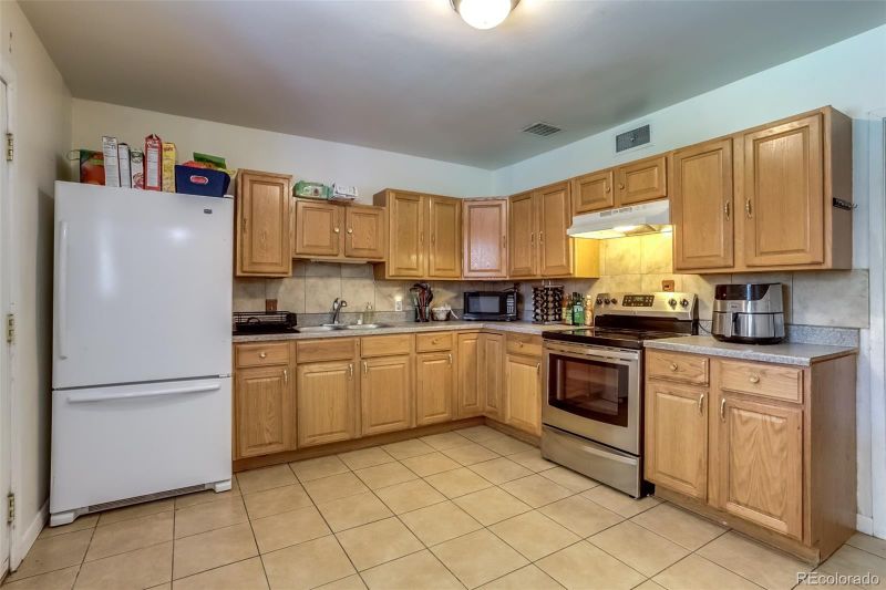 829 Vaughn St, Aurora, CO 80011
