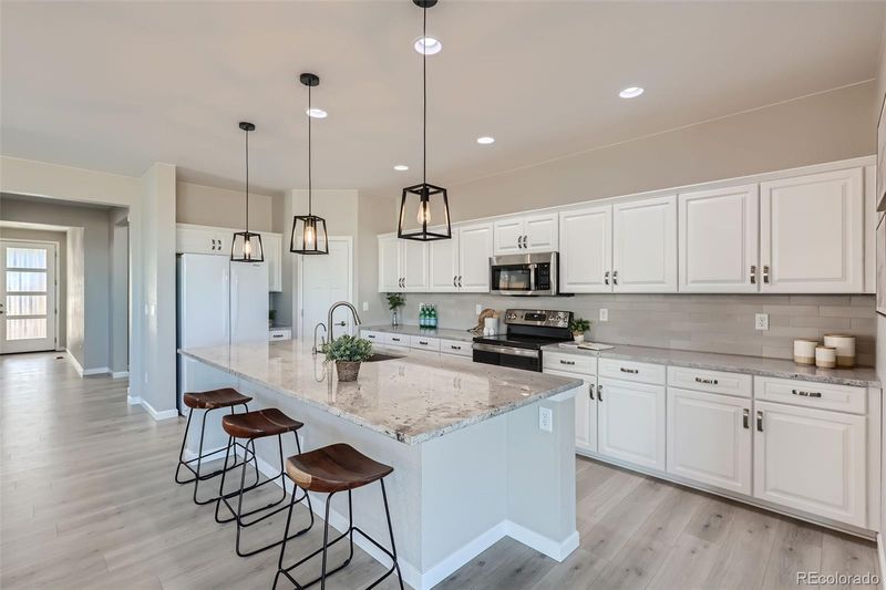 711 N Waterloo Ct, Aurora, CO 80018