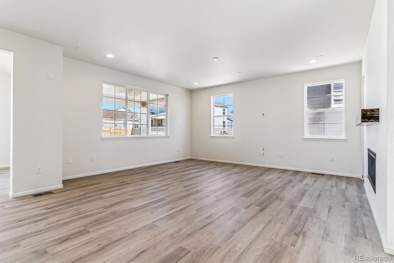 25041 E 38th Ave, Aurora, CO 80019