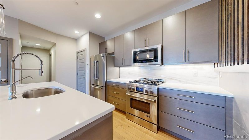 19590 E Sunset Cir, Aurora, CO 80015