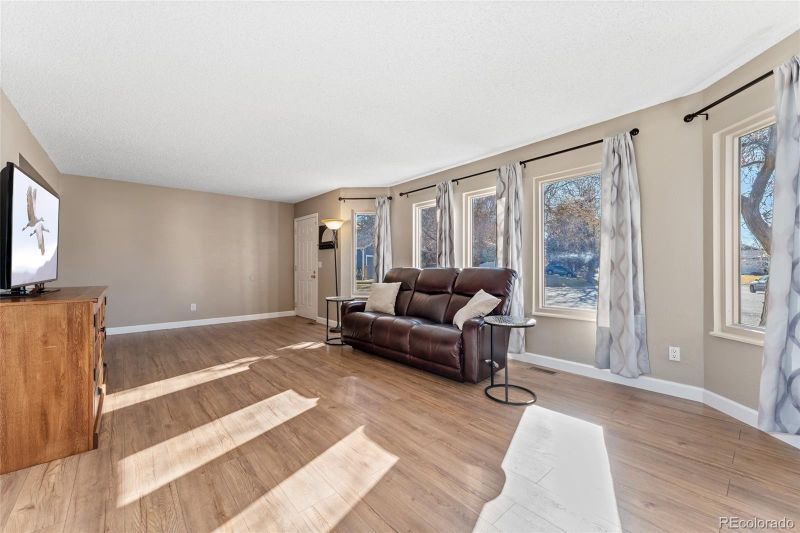 904 S Oakland Ct, Aurora, CO 80012