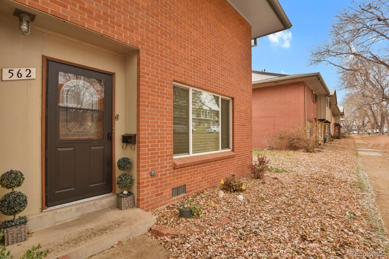 562 S Xenon Ct, Lakewood, CO 80228