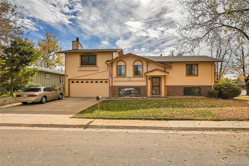 12102 E Hawaii Dr, Aurora, CO 80012