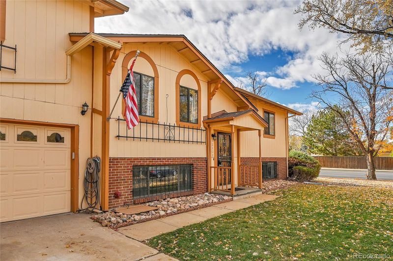 12102 E Hawaii Dr, Aurora, CO 80012